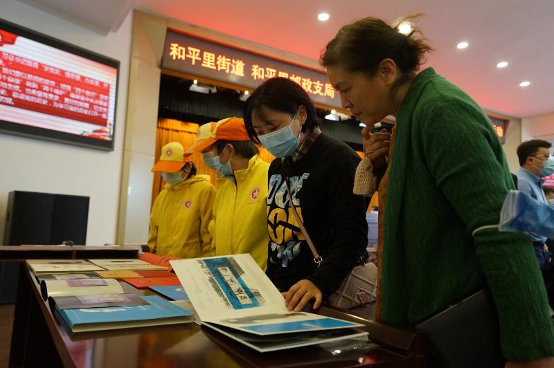 通过邮票讲党史,跟着邮票学党史主题展览