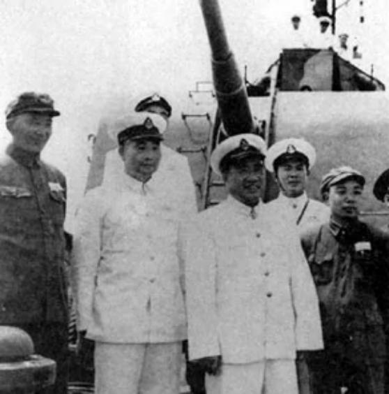 毛主席去青岛视察，顺便去肖劲光家做客：让你夫人做个苦瓜炒鸭子