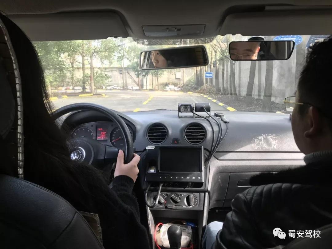 驾校科二教学车速控制,科二上坡后下坡怎样控制车速