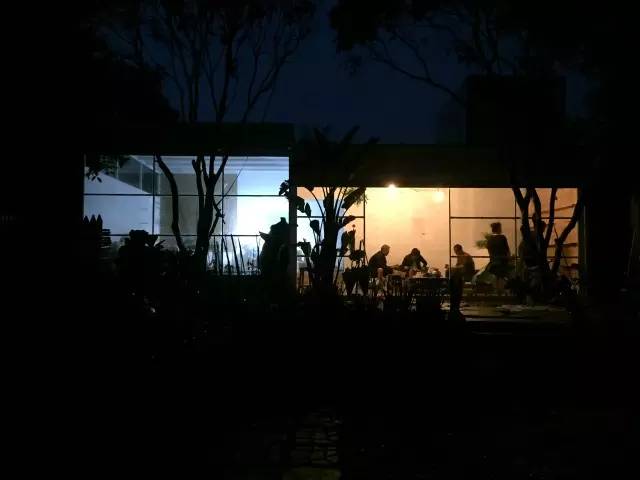 深山老林自建豪华木屋隐居生活,90后小情侣隐居深山建别墅仅花6万