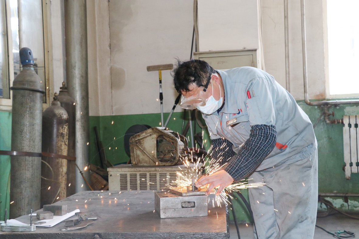 勤学苦练增强本领立足本职有担当,刻苦钻研业务提高工作能力