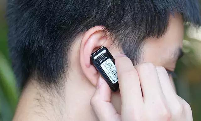 比银行卡还小的手机，4G网络只用2G功能，九宫格按键蓝牙接听电话