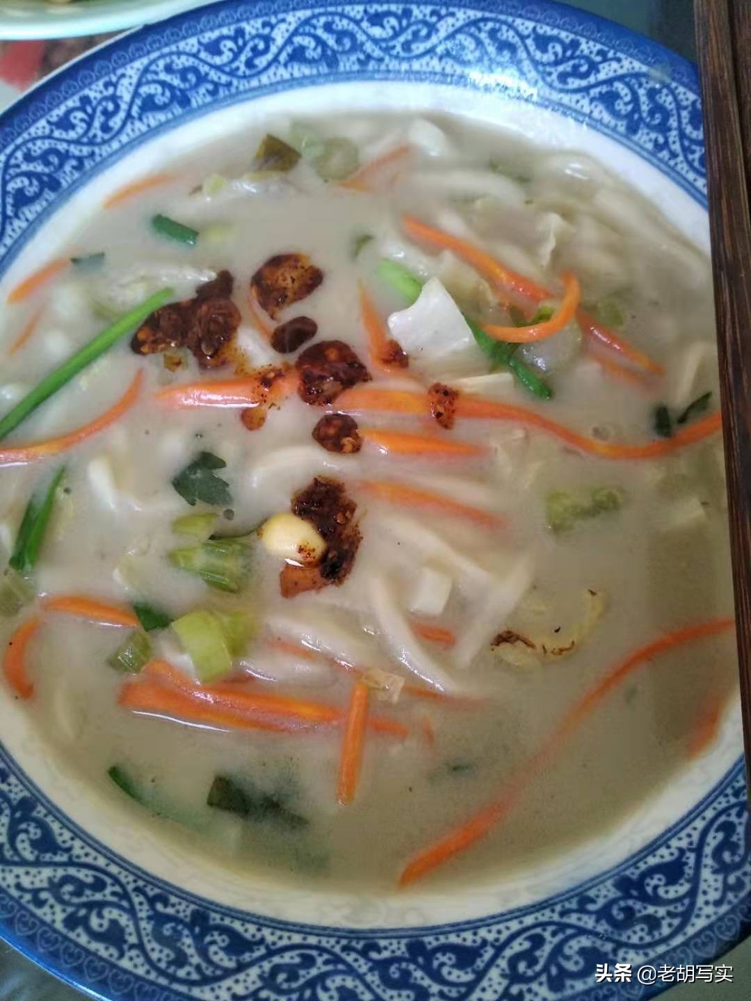 一碗酸甜辣的凉面,一碗热气腾腾的面条