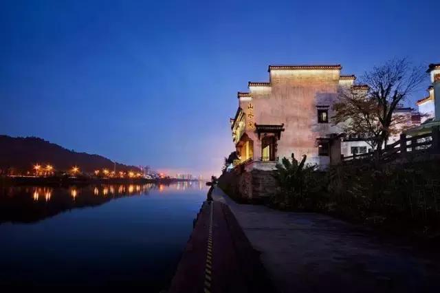 一下雨就变成了江南美景,一下雨黄山就成了徽州