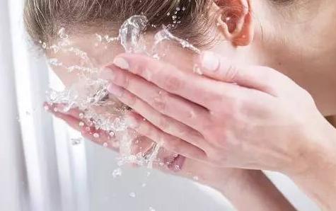 鼻翼大怎么改成小翘鼻,肉鼻头宽鼻翼怎么修成小翘鼻