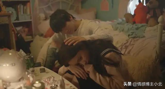 晚上在自己房间装摄像头,发现有人在自己房间装摄像头