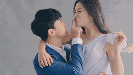 泫雅从明星到草根网红之路,为何同是甜蜜晒恩爱张杰与谢娜就不行