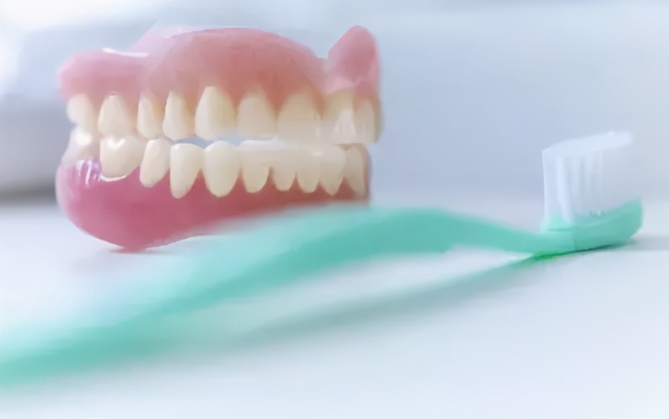 戴假牙的正确方法及注意事项,不懂保护牙齿将来会怎么样