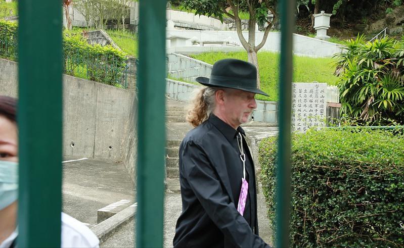 赌王遗体下葬，全家亮相奚梦瑶缺席，四太打扮时髦外孙女太不得体