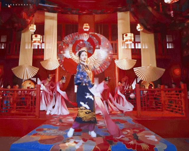 满大街都是浓浓的过节气息,满大街都是国风的衣服