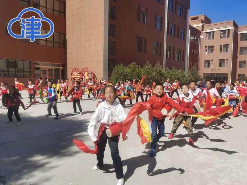 瞧！这群茂腾腾的娃娃打着腰鼓为*党**庆生