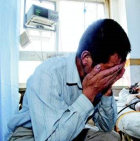 10岁男孩将25厘米的尼龙线塞进了膀胱，身旁父亲哭着说我错了