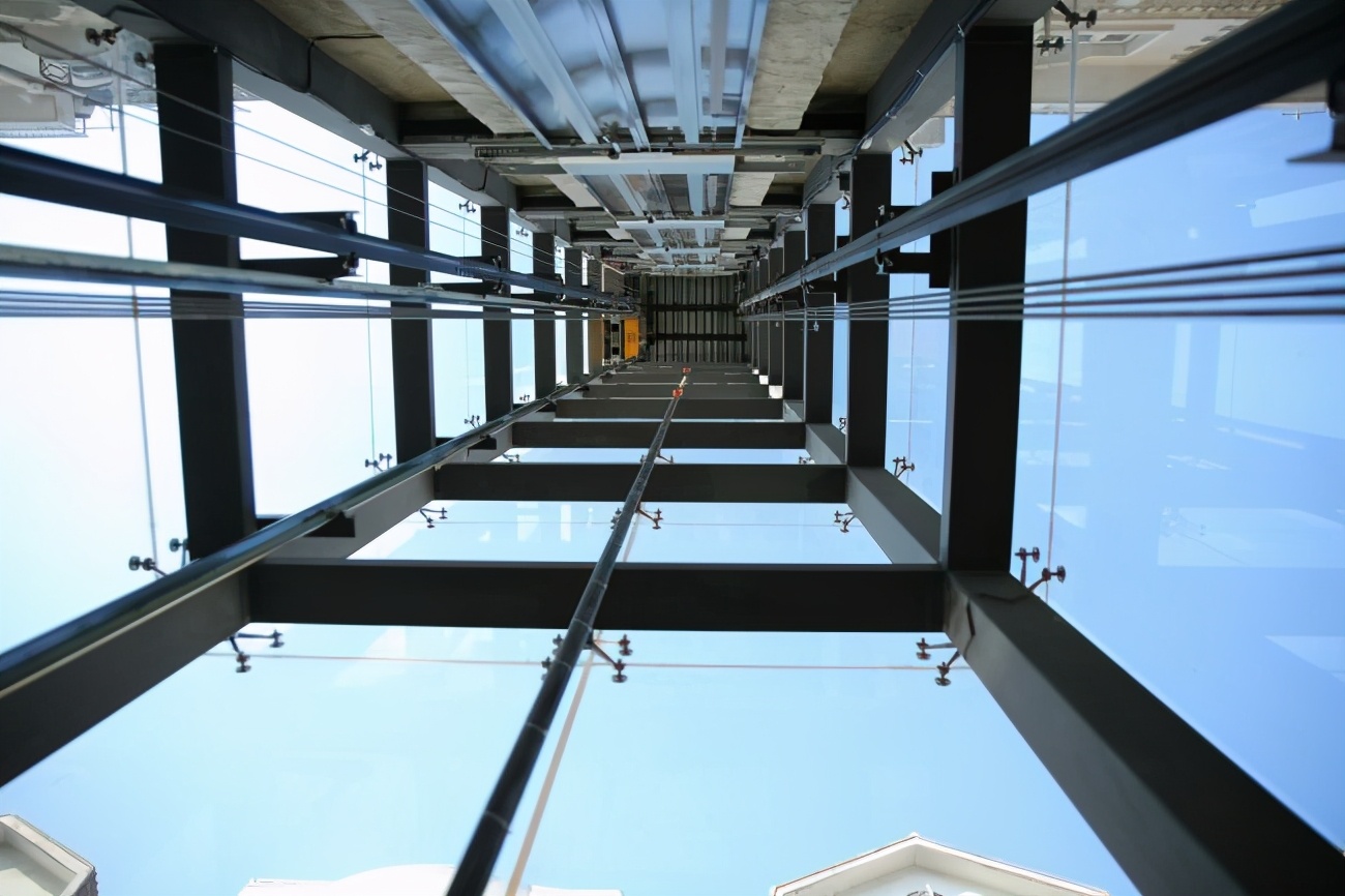 老旧小区加装电梯对车库造成影响,可以直接在车库顶加装电梯吗