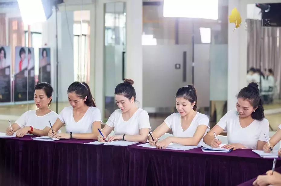 女性气质礼仪培训班,优雅仪态培训报名