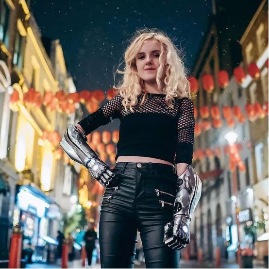 现实版阿丽塔，卡梅隆送她机械手臂，14岁已是炫酷美妆博主