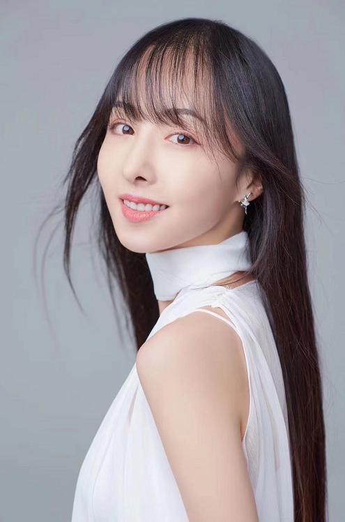 董含简介,中英双语主持董含露