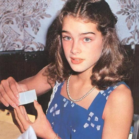 迈克尔·杰克逊前女友波姬小丝,10岁出道,既纯又欲,如今怎样了