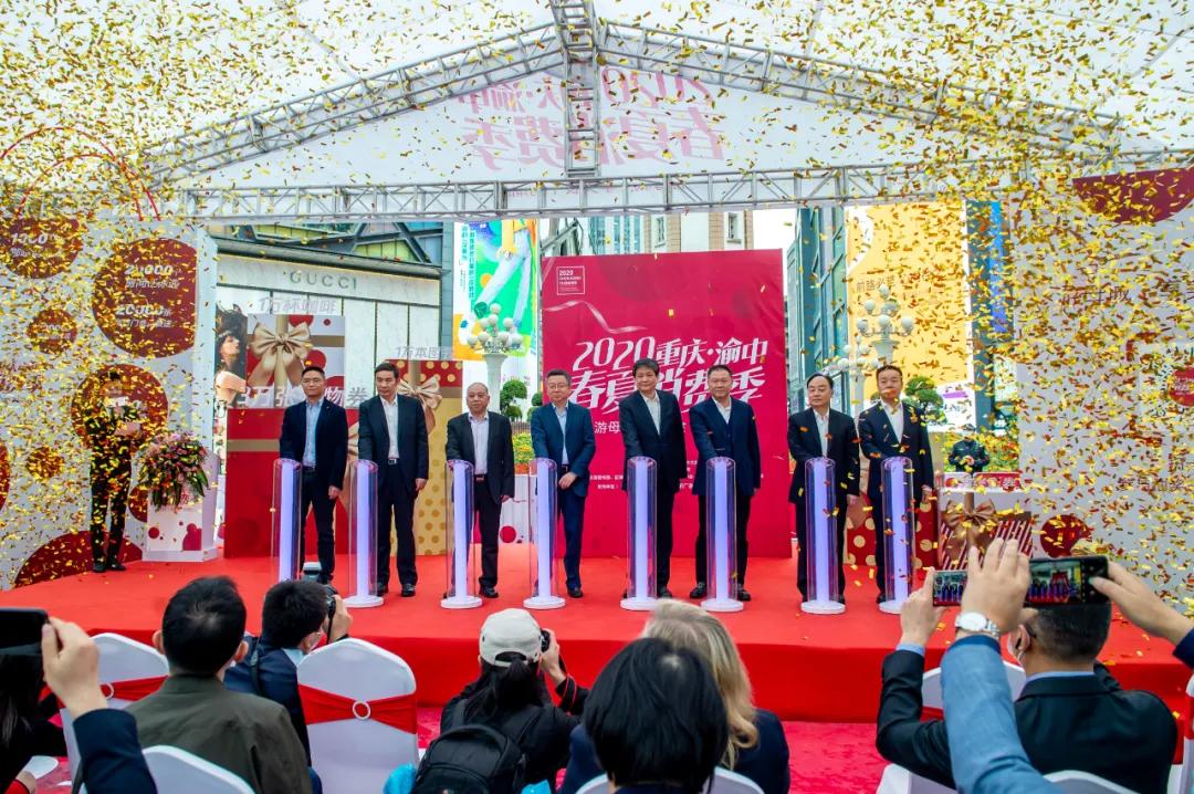 周末逛天府文创集市感受生活美学,周末逛市集看潮雕秀