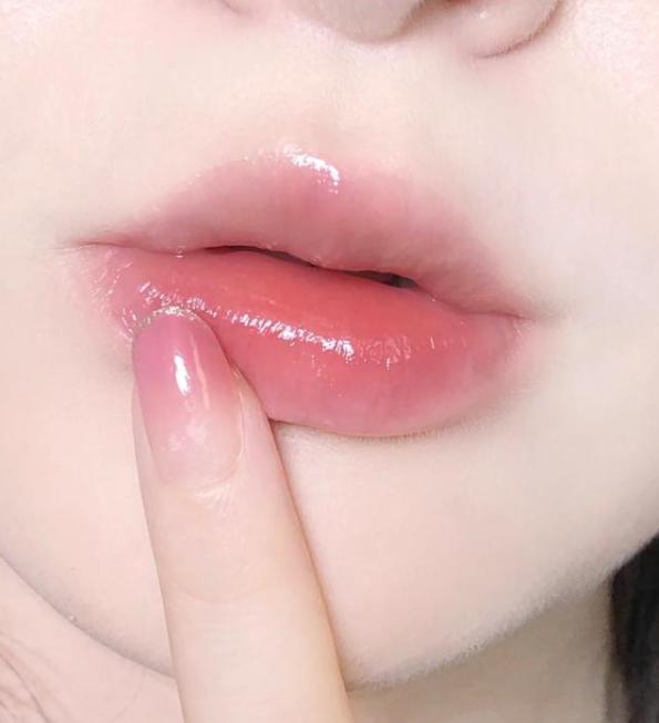 滋润橘色唇膏推荐哪款好用 (平价润唇膏去死皮滋润测评)