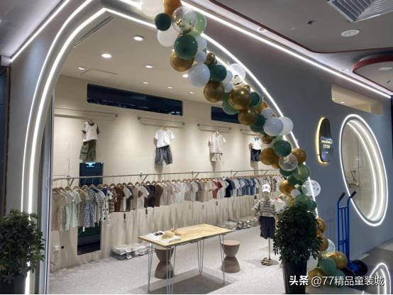 商场大版童装陈列搭配技巧效果图,达巴童装秋款陈列怎么摆造型好看