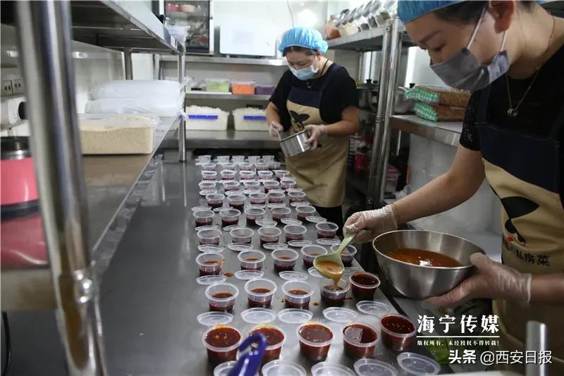 90后女孩摆摊卖凉皮,90后女人摆摊卖凉皮