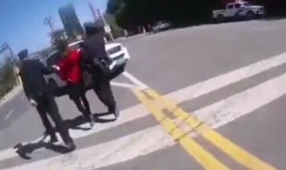 女子情绪失控开车撞警察,女子情绪失控驾车撞人