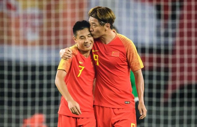 武磊抢点破门国足,上港队武磊破门