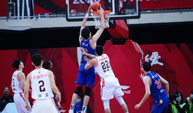 徐杰末节三个三分救场,基操勿六诶