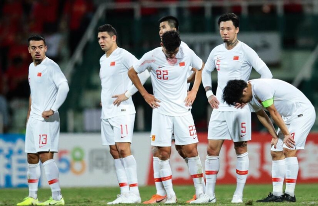 24小时惨遭3次暴击!中国足球*毛老**病依旧没改,但2人可昂首离开