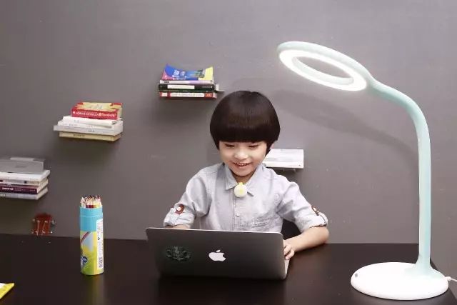 学生护眼台灯怎么挑选全光谱,led台灯学生学习护眼