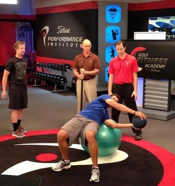 总觉得自己的步伐太慢了想快一点,挥杆应该慢还是快