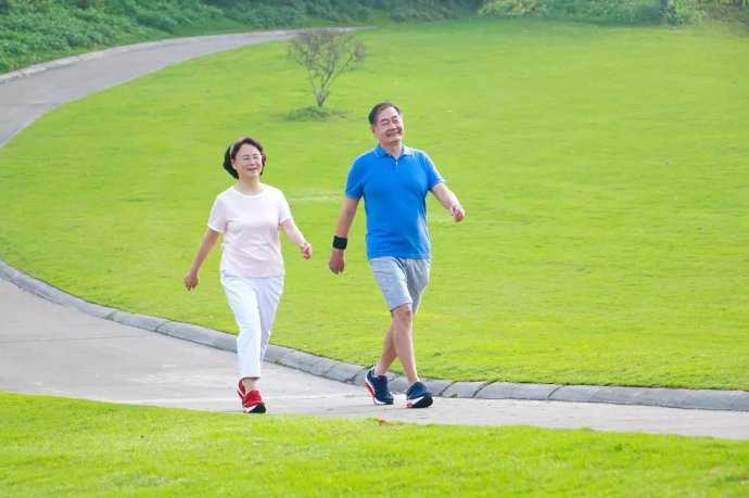 怎样健步走不受伤害,健步走如何达到锻炼效果