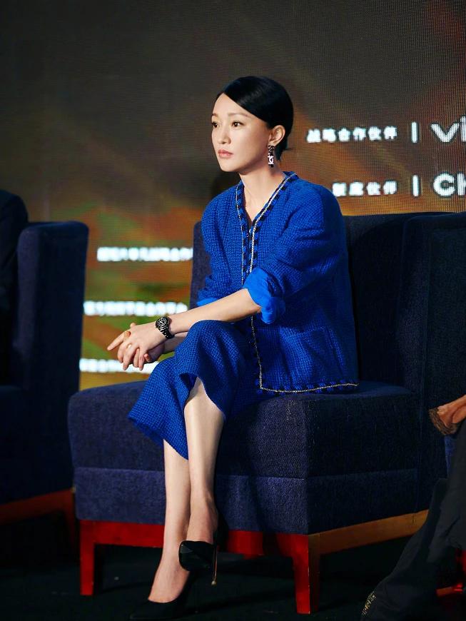 周迅穿黑条西装,周迅西装造型图片