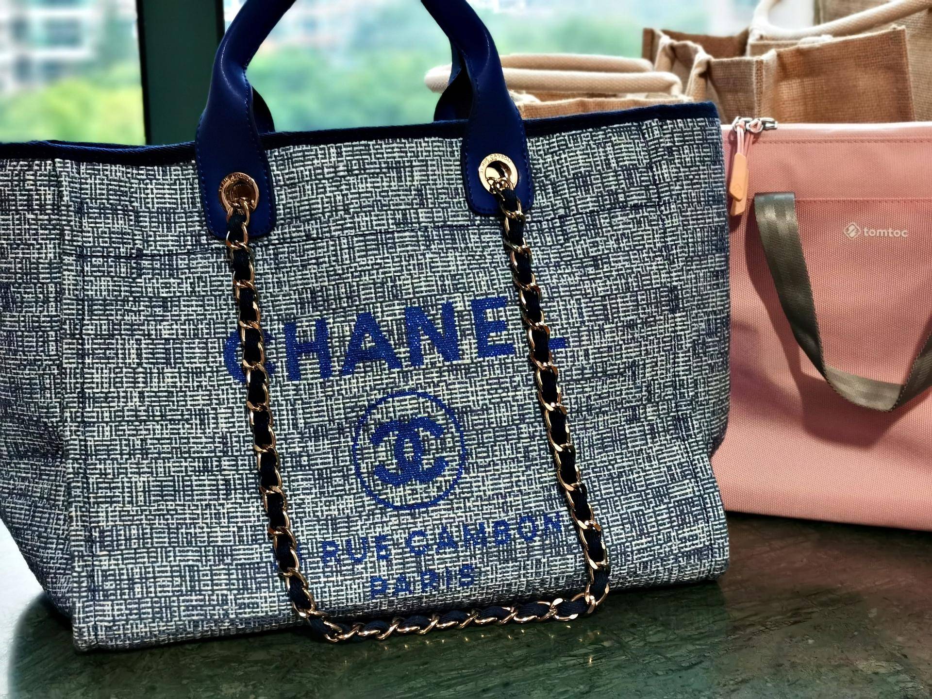 女人总是控制不住剁手买包