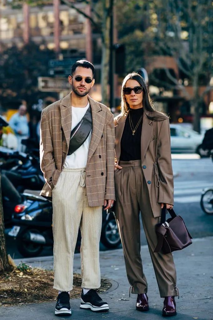 男士西装打底衫搭配运动鞋,西装牛仔裤可以搭配男运动鞋