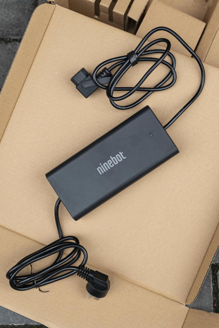 大灯炫酷有型,九号e100大灯效果