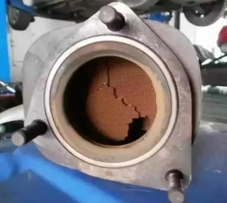 三元催化器里面的白色粉末正常吗,三元催化器上的贵金属