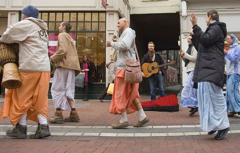 为什么相爱的两个人却不能相见,为什么他们相爱却不能在一起