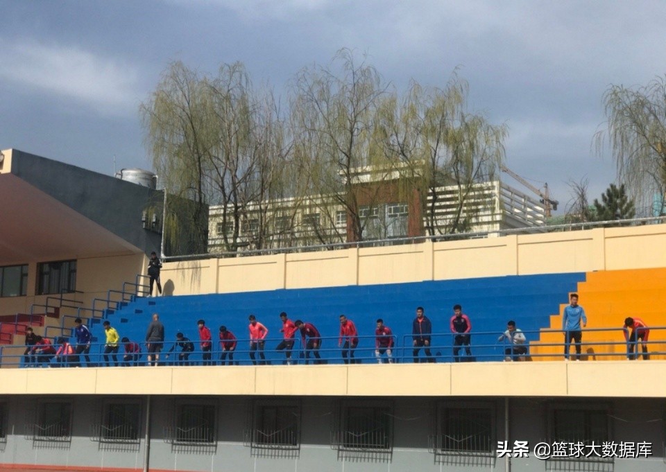 拒绝退役！前国脚加盟中冠土豪队，首战制造12-0大比分