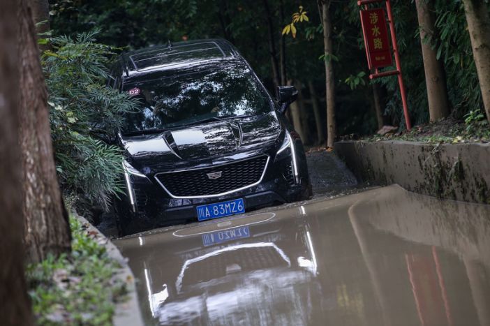 凯迪拉克纯电suv试驾视频,豪华suv就这么选