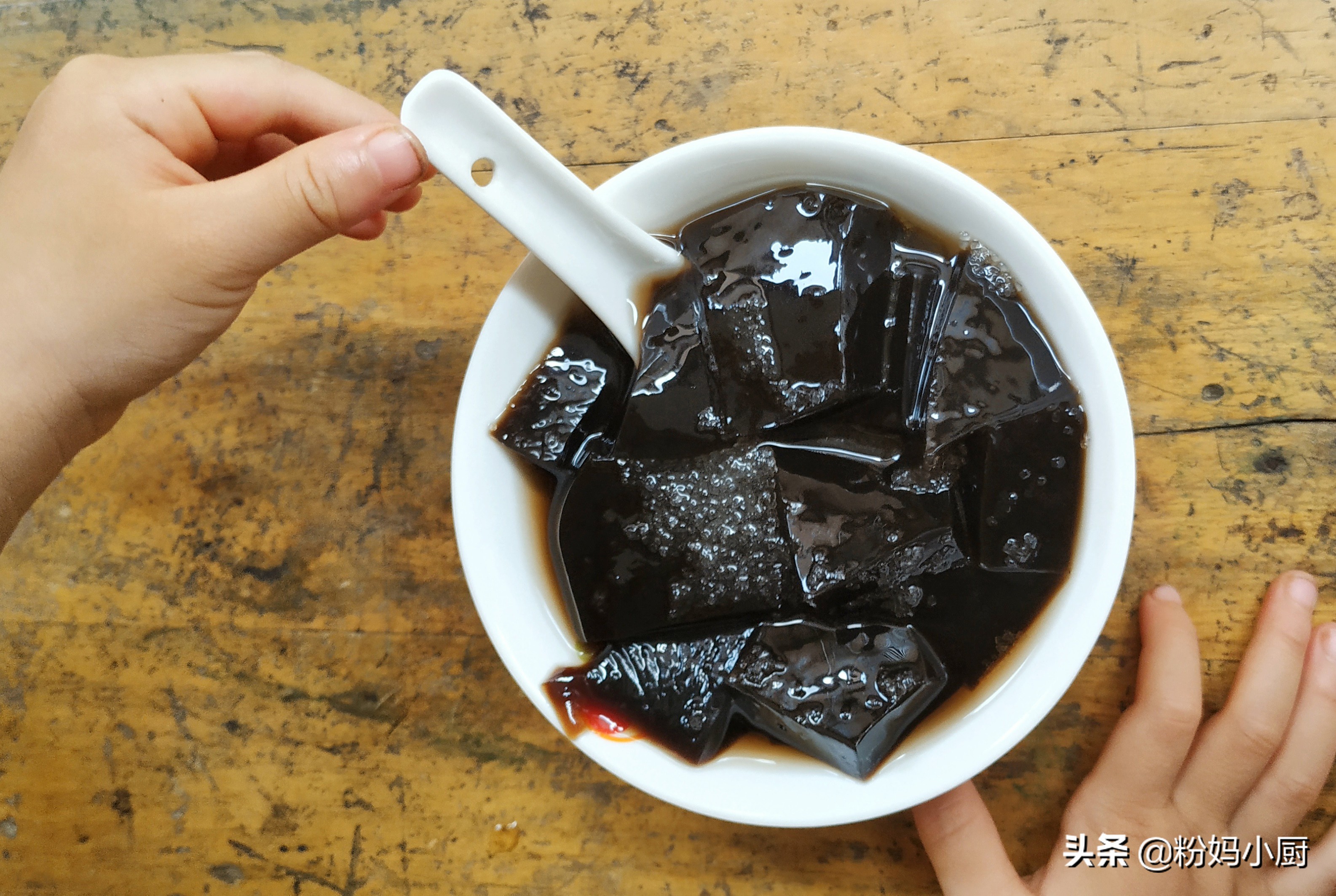夏天自制爽滑黑凉粉,最好吃的黑凉粉做法