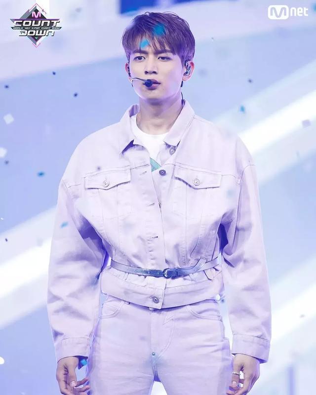 吴青峰李宇春同款雨衣,吴青峰代言的潮牌