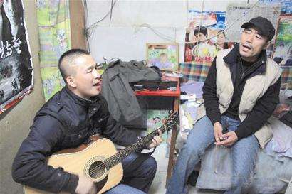 旭日阳刚落魄街头卖唱,旭日阳刚草根歌星组合