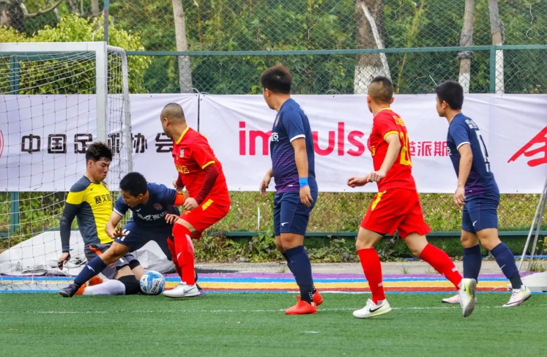 三五好友一起运动一起流汗,五人制足球赛基本战术规则