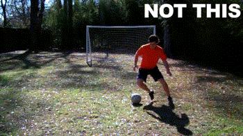 足球前锋过人射门教学,2v2提高接球转身射门能力