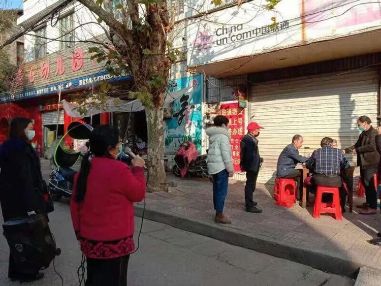 抗疫一线*党**旗红——*党**群一心“社区是堡垒,家家都参战”