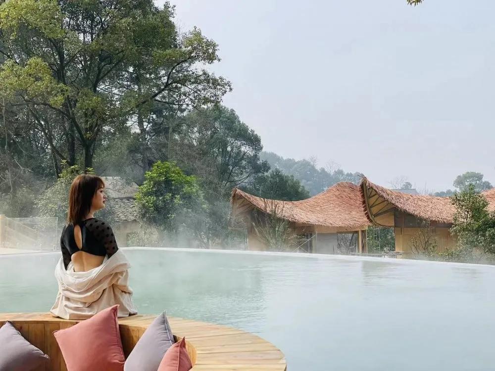 神仙眷侣辞掉高薪工作，爆改废弃山谷，造无边恒温泡池，全景树屋