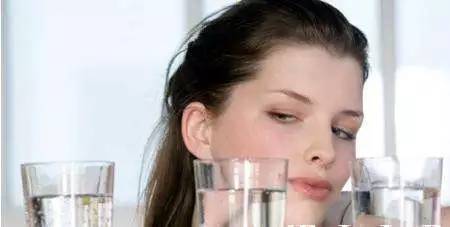 秋冬皮肤缺水记得做好深补水,皮肤干燥缺水补水最好的方法