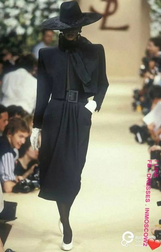 那个卖口红的YSL,教会女孩不色情的穿黑*袜丝**