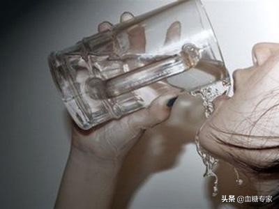 糖尿病人总是感觉口渴怎么办,糖尿病人特别口干是怎么回事